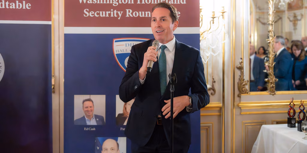 Trump retira a Troy Edgar para embajador de El Salvador y lo regresa a Seguridad Nacional