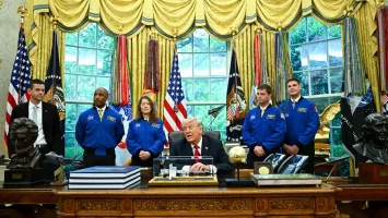 (VIDEO) Trump se burla del administrador de la NASA con comentarios sobre sus oídos