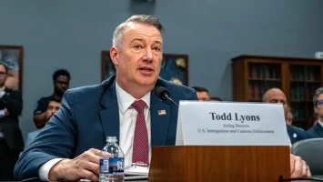 Renuncia el jefe interino de ICE y supervisor del plan de deportación masiva de Trump