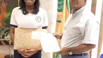 Alcaldía de Los Alcarrizos entrega RD$100 mil a joven becada para estudiar en EE.UU