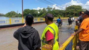 Cierran puente sobre río Yaque del Norte debido a inundaciones en Castañuelas, Montecristi