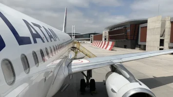 Avión de Latam choca con otro de Aerolíneas Argentinas en aeropuerto de Santiago de Chile