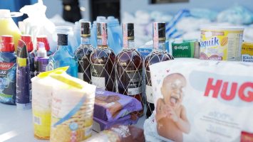 (VIDEOS) PN persigue a dos hombres tras incautar toneladas de carne descompuesta y miles productos ilícitos en SDN