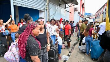Conductores dicen “no hay pasajeros” pese a ciudadanos abarrotar paradas de autobuses