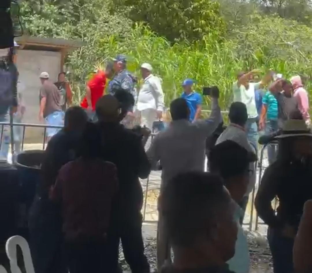 Pobladores expulsan a ejecutivos de Gold Quest durante actividad en la presa de Sabaneta (2)