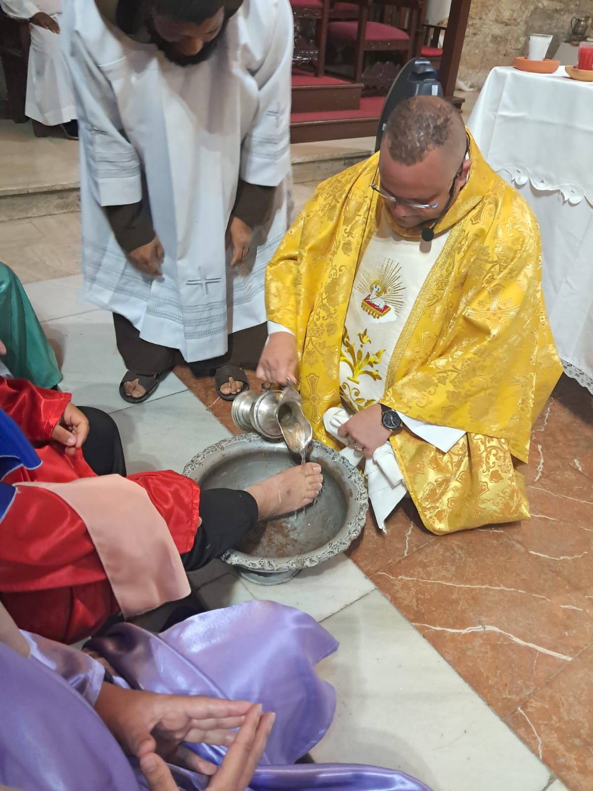 Sacerdote Frankelis Rodríguez resalta valor del servicio durante misa del lavatorio de los pies (1)