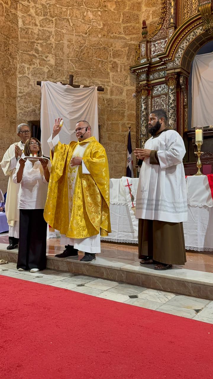 Sacerdote Frankelis Rodríguez resalta valor del servicio durante misa del lavatorio de los pies (7)