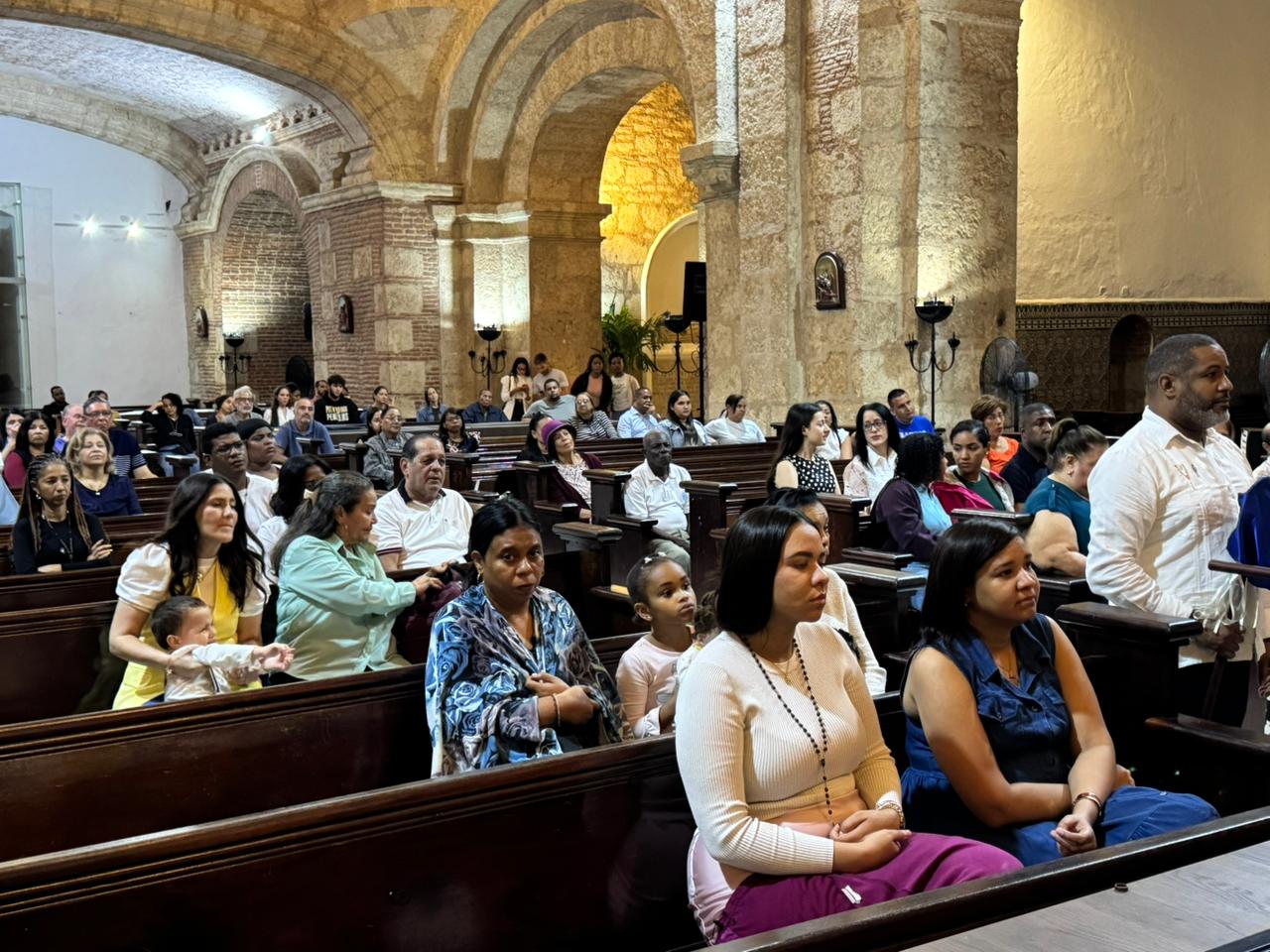 Sacerdote Frankelis Rodríguez resalta valor del servicio durante misa del lavatorio de los pies (9)