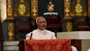 Sor Lourdes Martínez llama a Espectáculos Públicos regular música obscena en Séptima Palabra