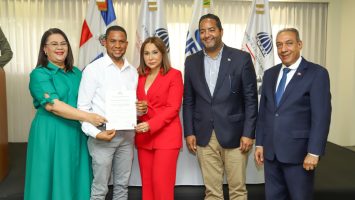 Supérate gradúa primer grupo de madres y padres en cuidados y apoyo a personas con discapacidad