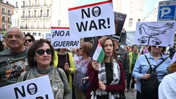 Varios cientos de personas gritan ‘No a la guerra’ en el centro de Madrid