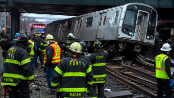 Tren se descarrila en Nueva York