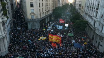 Decenas de miles de argentinos marchan contra recortes de Milei a universidades públicas