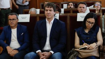 El hermano de Pedro Sánchez se sienta en el banquillo en España por tráfico de influencias