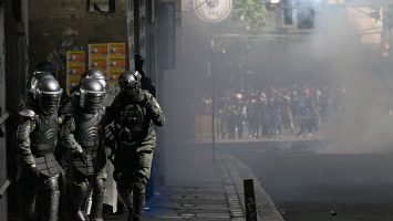 Nuevos choques en protestas en Bolivia pese a que el presidente recorta su salario