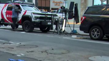 Mujer muere al caer en alcantarilla en Nueva York