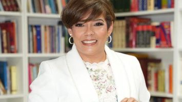 Ana Mercy Otáñez presenta en Nueva York su libro «Una luz que nunca se apaga»