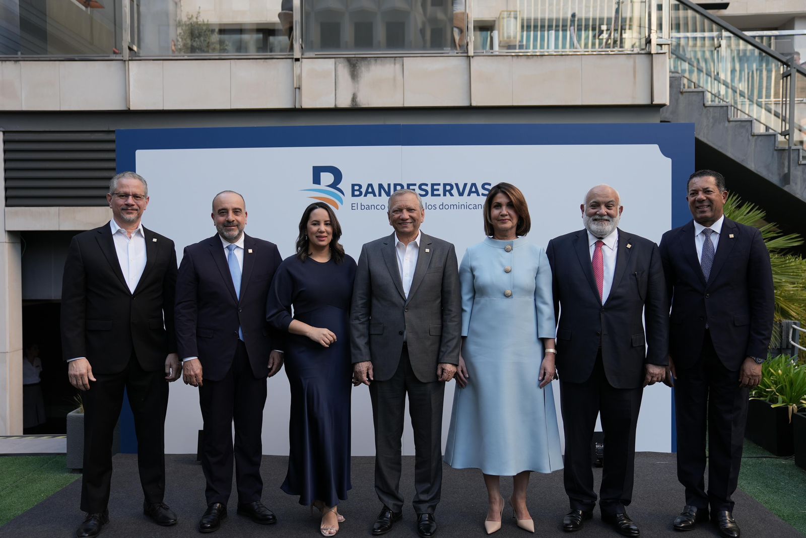 Presidente Ejecutivo de BanReservas, Dr. Leonardo Aguilera, de izquierda a derecha, Rafael Madera, Vicepresidente Ejecutivo de Inmobiliaria Reservas; Arístides Victoria Yeb, Miembro de la Junta Directiva; Alysca Díaz, Vicepresidenta Ejecutiva Senior, Vicepresidenta Ejecutiva Senior de Administración, Presidente Cautivo; Tecnología y Operaciones; José Ramón Brea, Junta Directiva e Isidro García, Vicepresidente Ejecutivo Senior de Negocios.