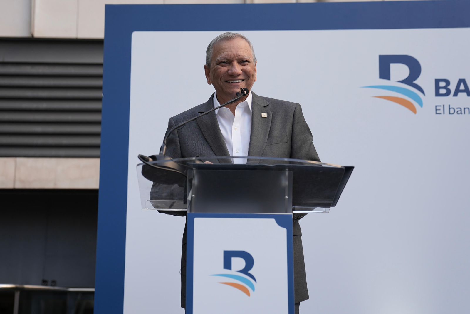 El Dr. Leonardo Aguilera, Presidente Ejecutivo de BanReservas, habla en un cóctel realizado en el Hotel Meliá Castilla.