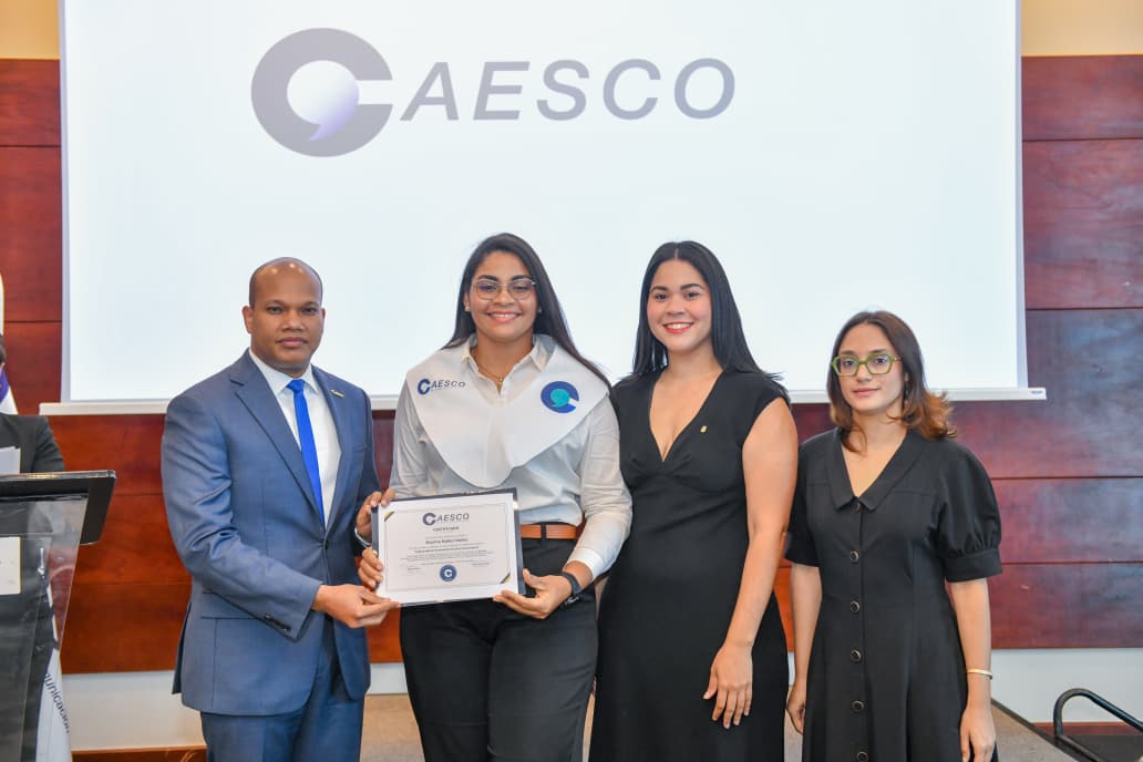 Caesco gradúa primer grupo de líderes en Innovación Social y Comunitaria (2)