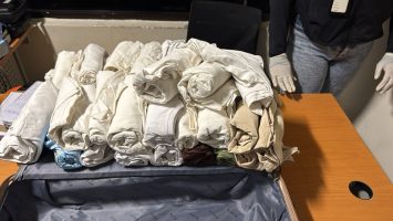 Arrestan colombiana con 49 prendas de vestir junta con presunta cocaína en el AILA