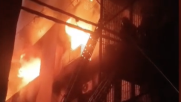 (VIDEO) Al menos 9 muertos, incluido un bebé, en un incendio residencial en Nueva Delhi