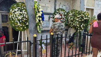 (VIDEO) Familiares acuden a los cementerios para honrar a las madres en su día