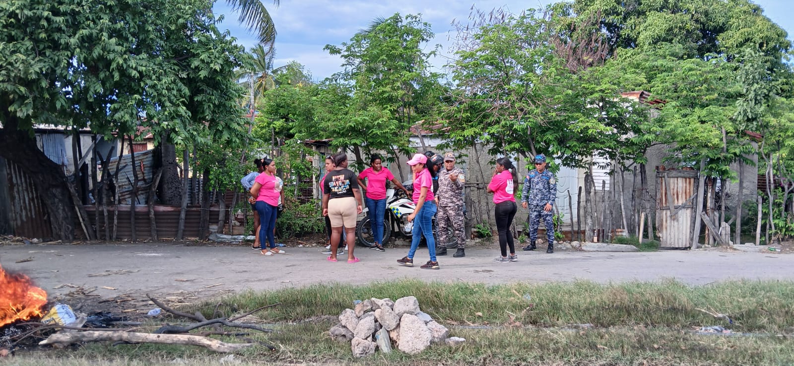 Comunitarios y miembros de la Asociación de Mujeres por un Buen Desarrollo de Villa Central durante protesta en Barahona (Foto Genaro Moreta Jr) (1)