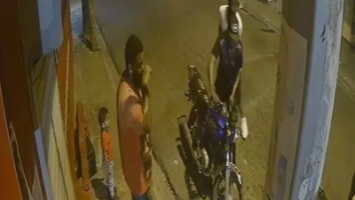 ¡Sin piedad! Delincuentes le quitan motocicleta a joven delante de su niño