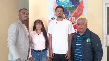 Derechos Humanos Sin Rostro entrega a joven requerido por las autoridades en el Palacio de la Policía