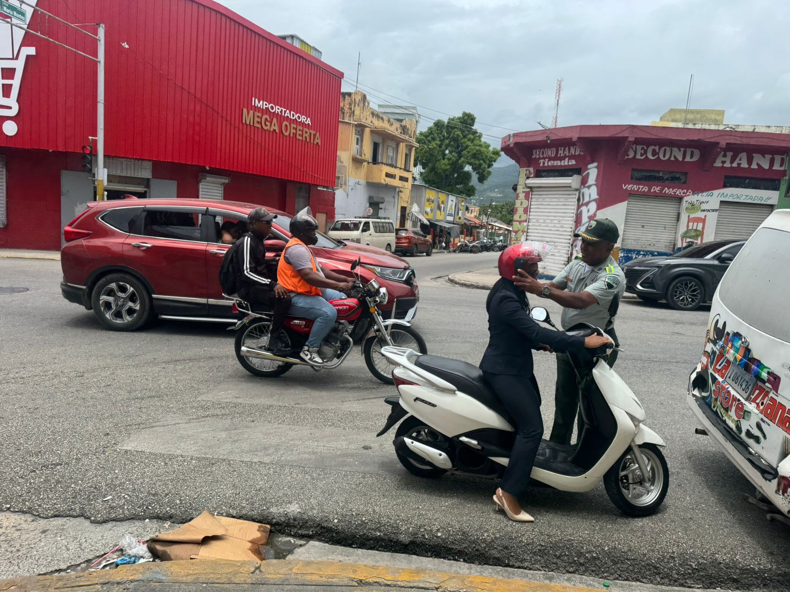 Digesett entrega cascos a madres motociclistas en Barahona durante jornada de concienciación vial (2)