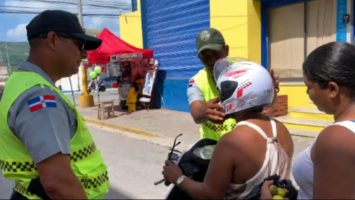 Digesett entrega cascos a madres motociclistas en Barahona durante jornada de concienciación vial