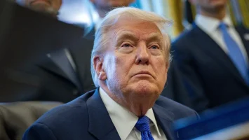 Trump habría suspendido escolta de buques en Ormuz por presión de Arabia Saudí, según NBC