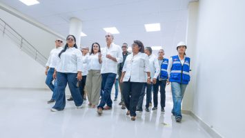 Abinader y directora de Infotep supervisan avances del Hotel Escuela Guarocuya, en Barahona