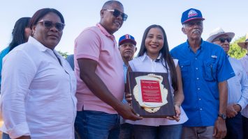 Eli Encarnación recibe reconocimiento. -