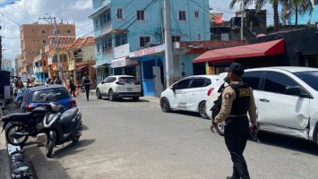 Operativo de la DNCD en Capotillo desata tensión; agentes fueron recibidos con machetes y piedras