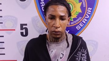 Apresan hombre acusado de asociación de malhechores, robo y porte ilegal de armas en SPM