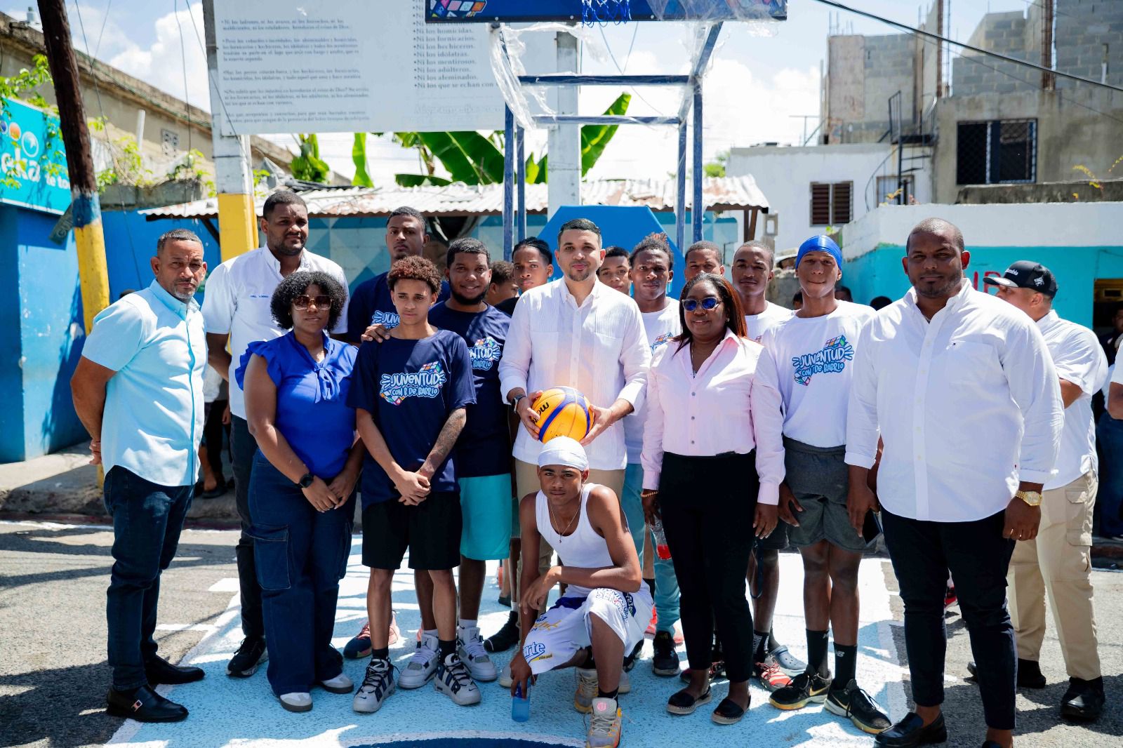 Jóvenes de Haina reciben nuevos espacios deportivos a través de “Una Cancha Pa’ mi Barrio” (2)