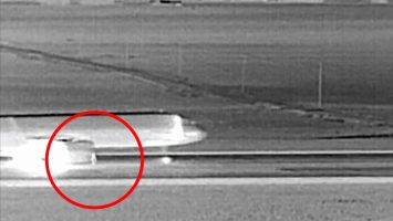 Hombre murió tras lanzarse contra avión en pleno despegue en aeropuerto de Denver
