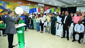 Leonel juramenta en la FP amplio grupo de dirigentes magisteriales y afirma que la educación será su prioridad