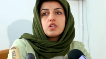 La nobel de la paz iraní Mohammadi, «entre la vida y la muerte», según sus allegados