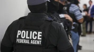 ICE moviliza miles de agentes para retomar la promesa de deportaciones masivas de Trump