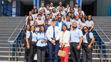 (VIDEO) Policía Nacional recibe en su sede a estudiantes del Colegio Andrés Bello