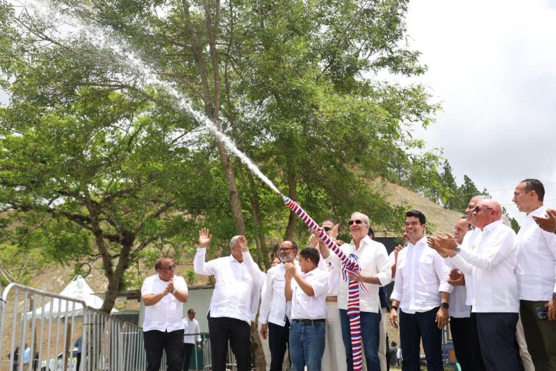 Abinader y Arnaud inauguran acueducto múltiple de Ocoa-Sabana Larga tras más de 40 años de espera
