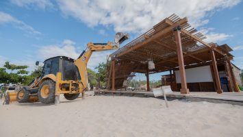 Retiran estructuras de bar en Pedernales por ocupar franja protegida