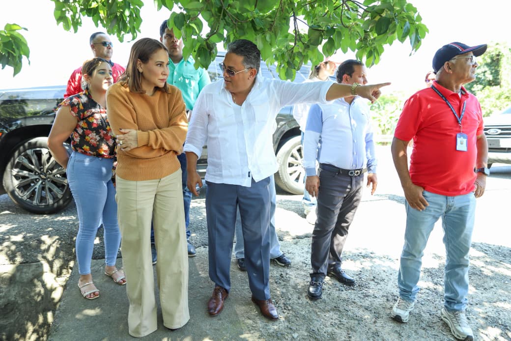 Supérate visita comunidades afectadas por lluvias en La Vega; coordina apoyo para familias afectadas (1)