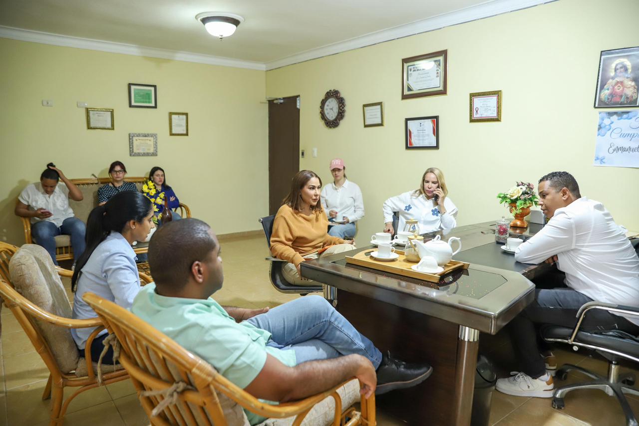 Supérate visita comunidades afectadas por lluvias en La Vega; coordina apoyo para familias afectadas (3)