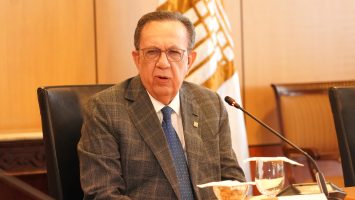 Valdez Albizu se reúne con presidentes de entidades bancarias; revela economía creció 5.1%