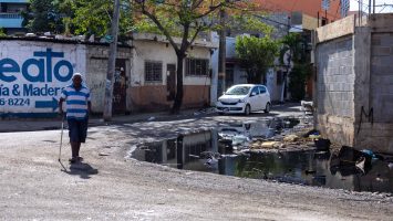 Villa Consuelo y Villa Juana: barrios que sostienen el comercio capitaleño, pero naufragan entre aguas negras y drenajes colapsados