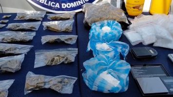 Policía ocupa drogas, dinero, arma y vehículo durante operativo en Santiago